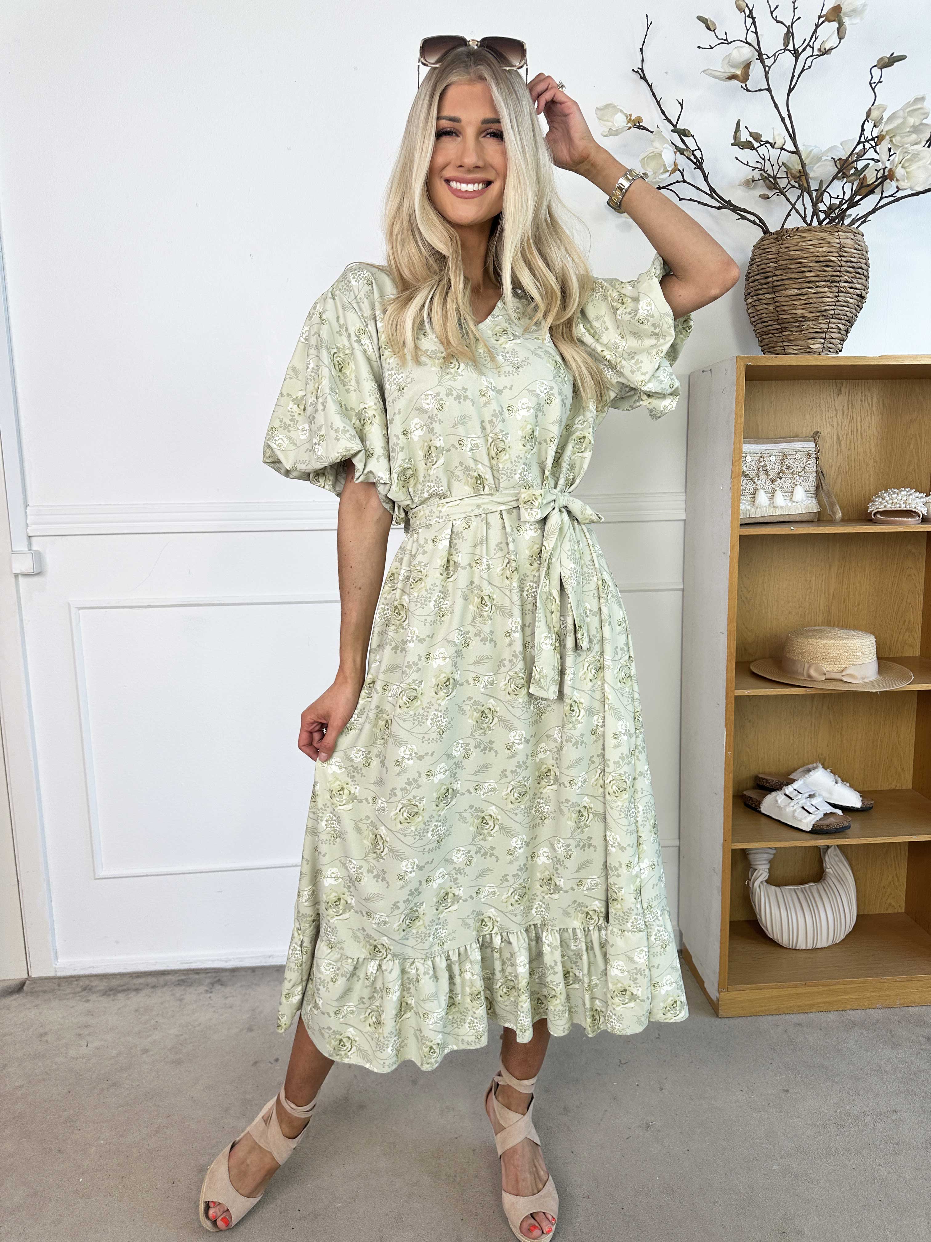 Sakira - Söt blommig klänning med puffärmar